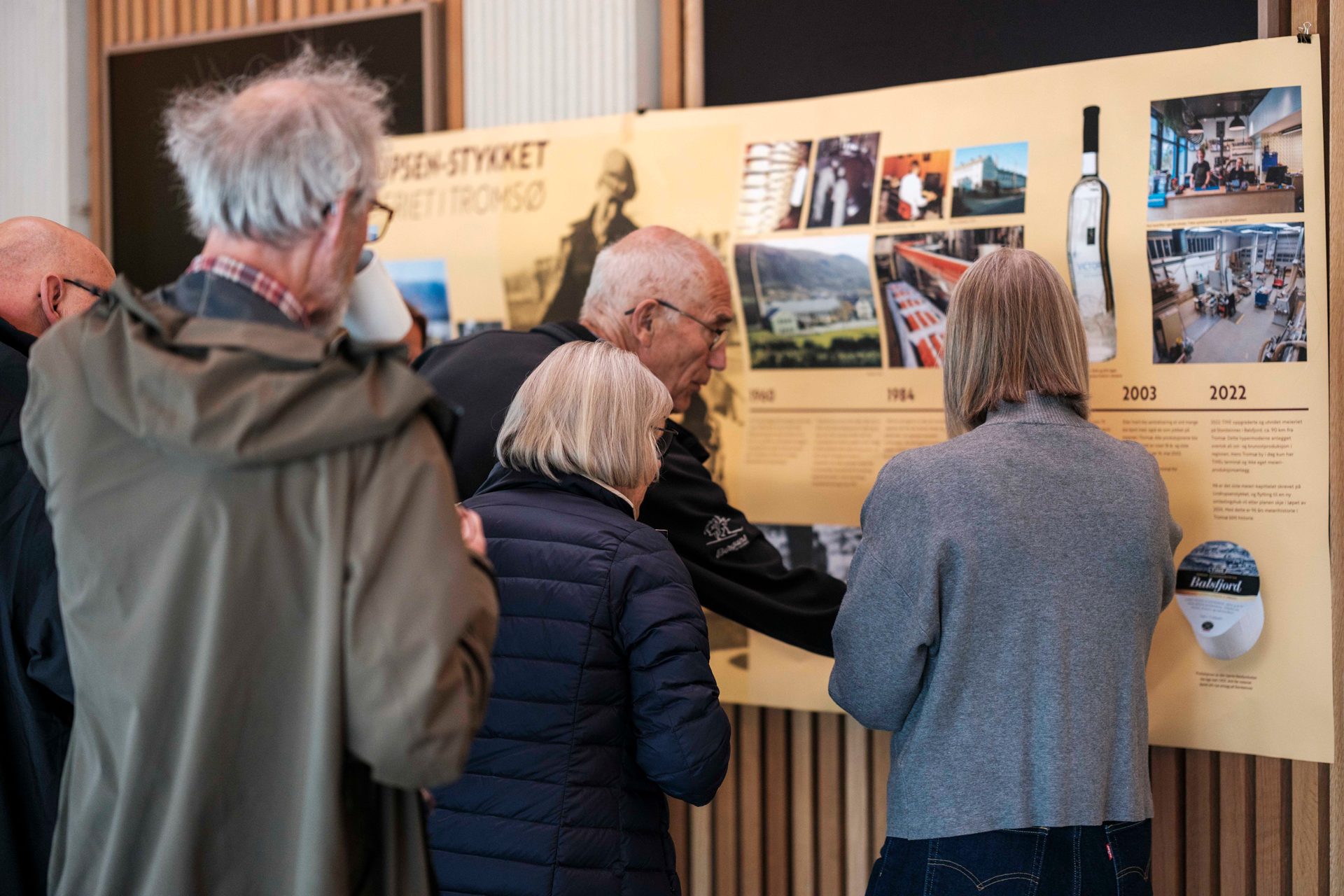 Naboer studerer en plansjevegg om Meieritomta under et åpent nabomøte.